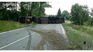 Silnici I/35 u Jaroslavi zablokoval převrácený kamion s vodkou