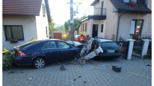 FOTO: Hasiči včera řešili požáry aut i ford nabouraný v plotě