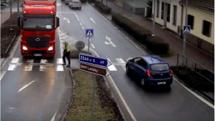 VIDEO: Kamion srazil chodce. Řidič o nárazu vůbec nevěděl