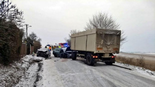 Vážná nehoda u Dobrušky: Hasiči museli vyprostit dvě osoby