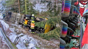 Autobus se převrátil do příkopu. Dvě osoby utrpěly zranění