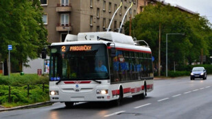 Senior upadl v autobusu a vážně se zranil. Byli jste u toho?