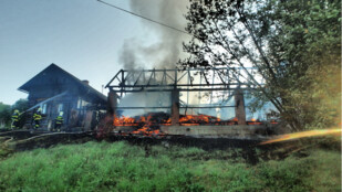 Stodola zcela shořela, okolní domy se hasičům podařilo ochránit