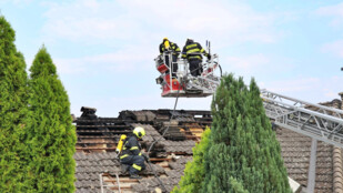 Střecha chytla při dezinfekci úlů. Hasiči likvidovali požár nadvakrát