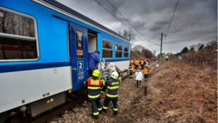 Zbytečná smrt! Muž klopýtl na kolejích a smetl ho vlak