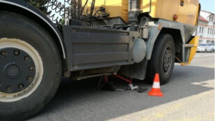 Nákladní vůz srazil cyklistu. Senior vážným zraněním podlehl