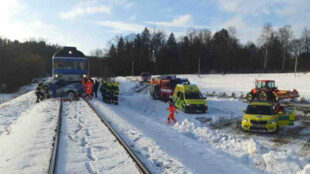 Vlak tlačil auto 300 metrů. Řidič na místě zemřel