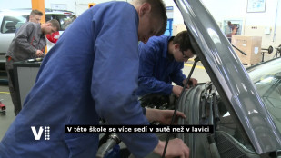 Žáci sedí víc v autech než v lavicích. K motorům to táhne i dívky