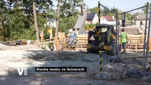 VIDEO: Dělníci na mostu ve Svinarech betonují konstrukci vozovky