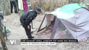 Lidé nocovali venku, podpořili tím osoby bez domova