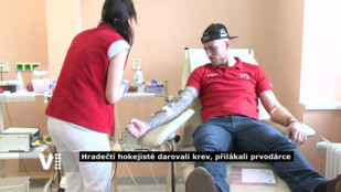 Hradečtí hokejisté darovali krev, přilákali prvodárce