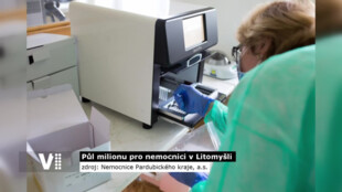 Nemocnice v Litomyšli převzala šeky na nový přístroj