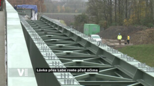 Lávka přes Labe roste před očima